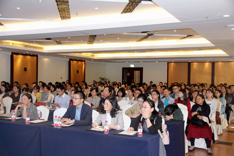 与会人员认真学习.jpg